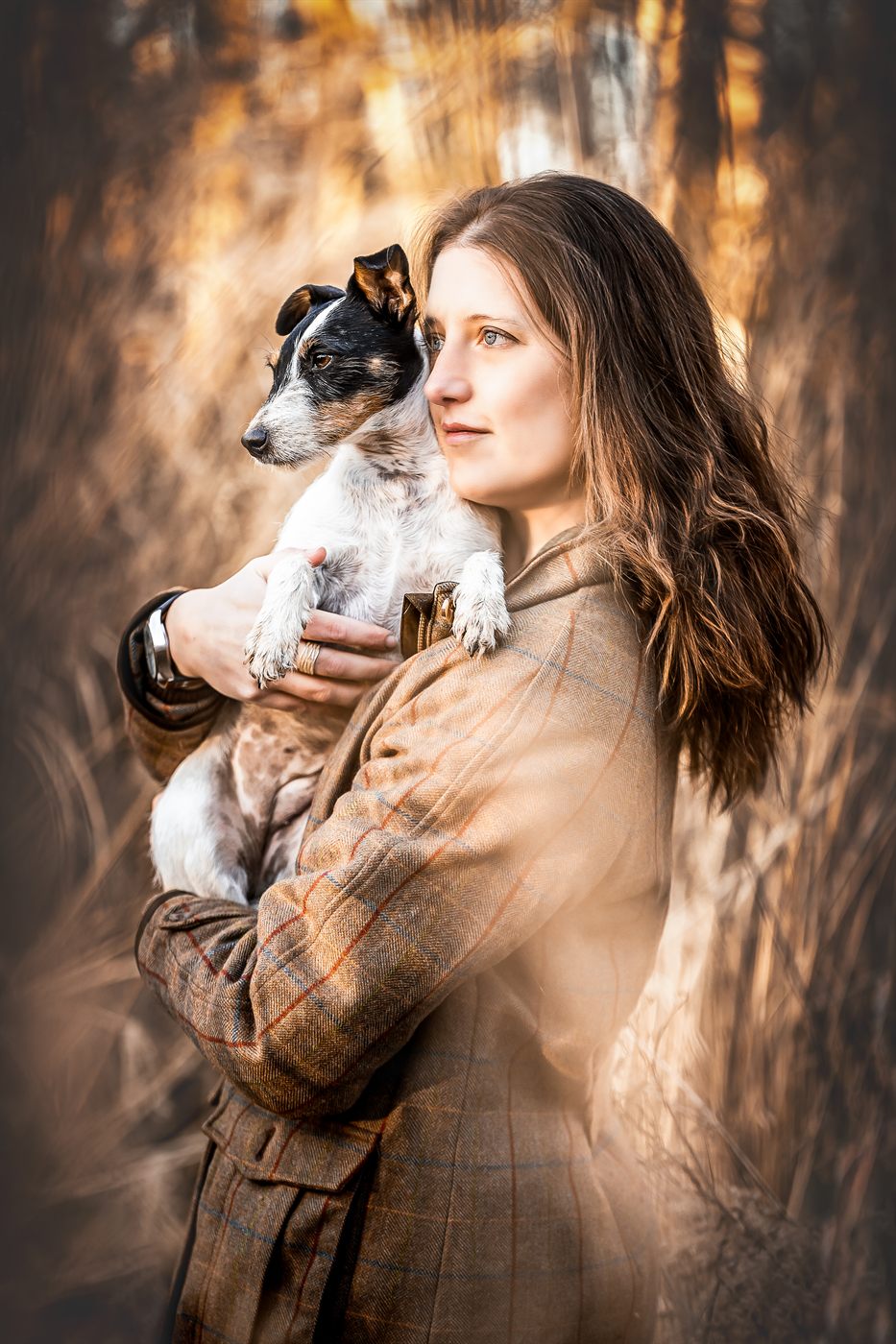 Marie-Christine Kuypers mit ihrer Parson Russell Terrier Hündin Yuna auf dem Arm, im herbstlichen Schilf